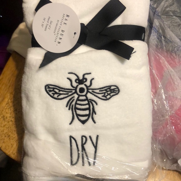 Rae Dunn Hand towels - (Bee) Dry - Picture 3 of 3